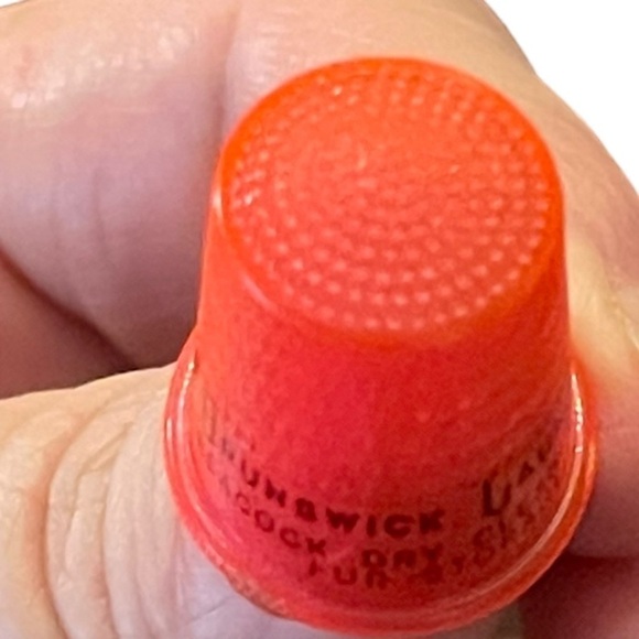 VINTAGE Brunswick Laundry Jersey City Orange Plastic Advertising Thimble - Picture 6 of 10
